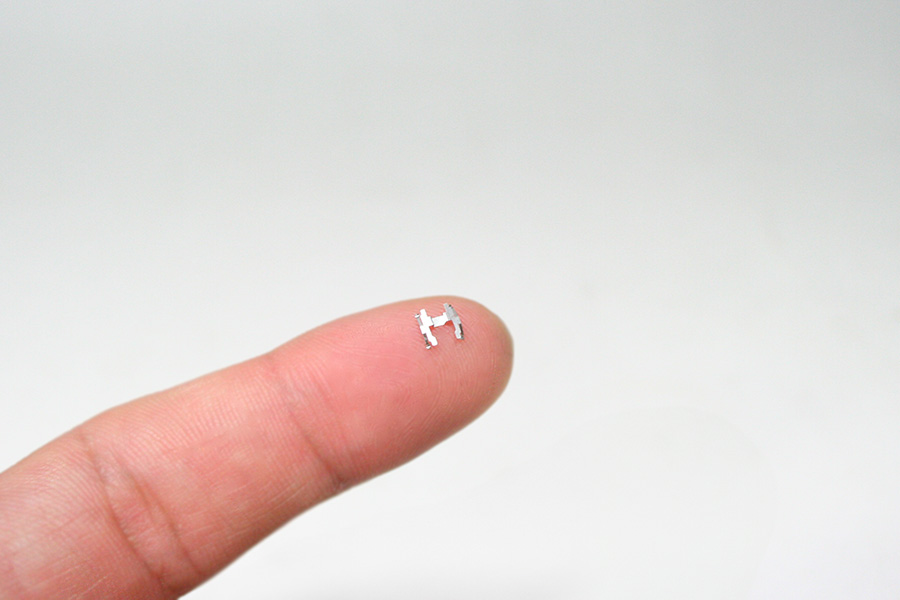 指先サイズの板バネ。高精度な板バネを簡易型や金型レスで製作しています。