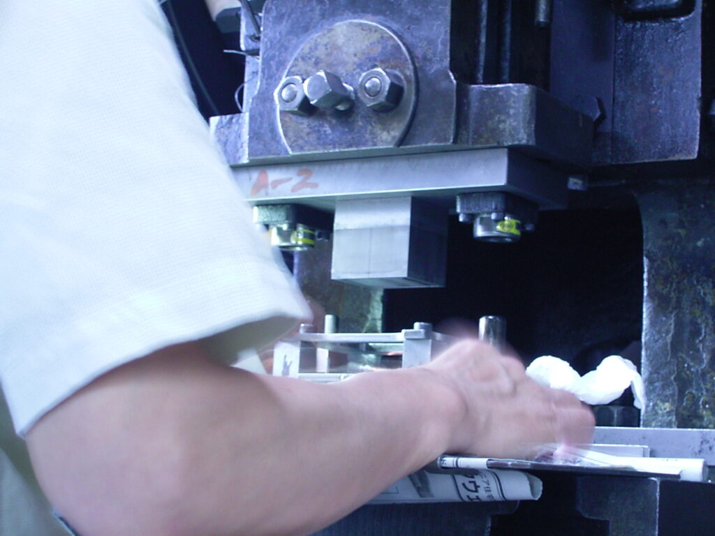 プレス加工作業